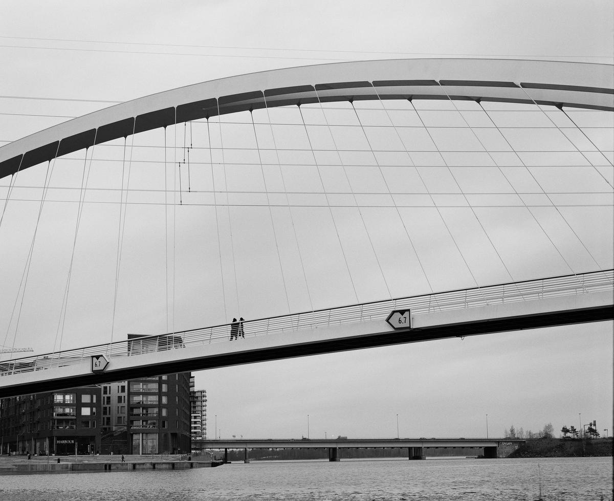 People walking over Isoisänsilta